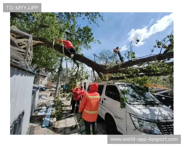 大风吹动工人高空飘荡，东莞物业回应！，高楼刮大风摇动视频